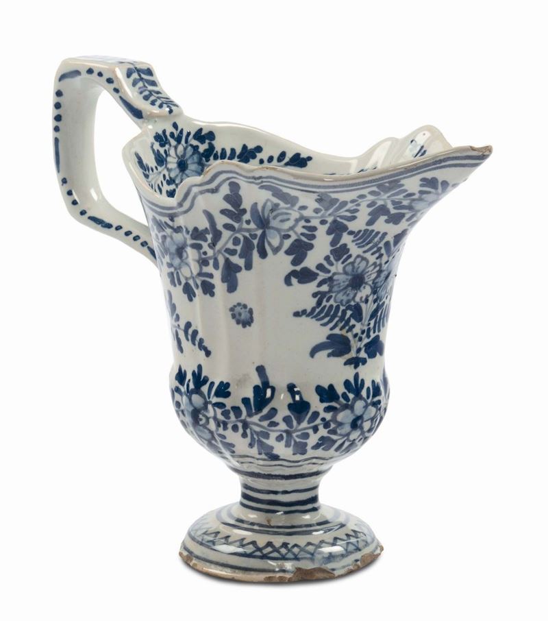 Versatoio ad elmo in maiolica a decoro monocromo floreale, Coppellotti, Lodi, XVIII secolo  - Asta Maioliche Italiane dal XVI al XVIII Secolo - Cambi Casa d'Aste