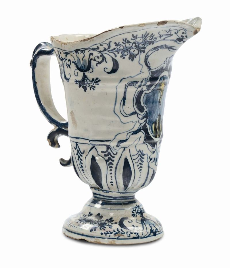 Versatoio ad elmo in maiolica con decoro alla Berain e stemma, Savona XVIII secolo  - Asta Maioliche Italiane dal XVI al XVIII Secolo - Cambi Casa d'Aste