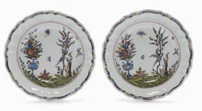 Coppia di Piatti Fondi Decorati a “uccelli e Fiori”, Faenza XVIII Secolo