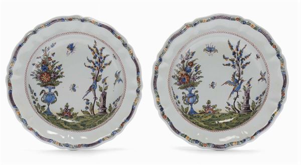Coppia di piatti fondi decorati a “uccelli e fiori”, Faenza XVIII secolo
