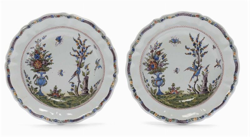 Coppia di piatti fondi decorati a “uccelli e fiori”, Faenza XVIII secolo  - Asta Maioliche Italiane dal XVI al XVIII Secolo - Cambi Casa d'Aste