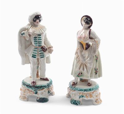 Coppia di Statuine in Porcellana Raffiguranti Personaggi della Commedia Dell’arte