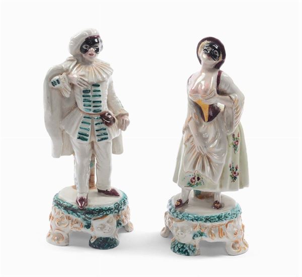 Coppia di statuine in porcellana raffiguranti personaggi della Commedia dell’Arte