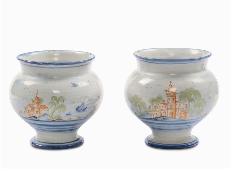 Coppia di pillolieri in maiolica con paesaggi costieri, XIX secolo  - Asta Maioliche Italiane dal XVI al XVIII Secolo - Cambi Casa d'Aste