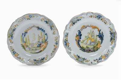 Coppia di Piatti in Porcellana Decorati a Rocaille Figuré, Rossetti, Torino XVIII Secolo