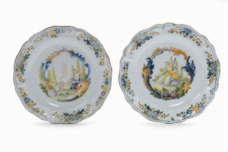 Coppia di piatti in porcellana decorati a rocaille figuré, Rossetti, Torino XVIII secolo  - Asta Maioliche Italiane dal XVI al XVIII Secolo - Cambi Casa d'Aste