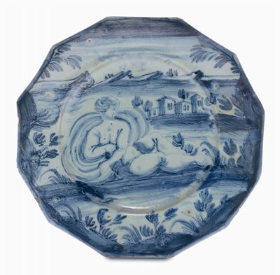 Piatto Dodecagonale in Maiolica con Decorazione “a Scenografia Barocca”, Savona XVIII Secolo