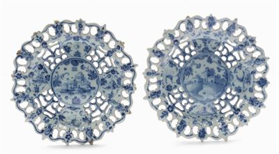 Coppia di Sottocoppe Traforate in Maiolica con Decoro “a Tappezzeria”, Savona XVII Secolo