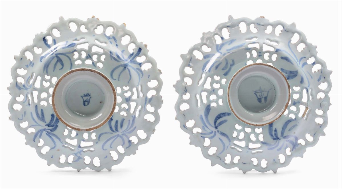 Coppia di Sottocoppe Traforate in Maiolica con Decoro “a Tappezzeria”, Savona XVII Secolo