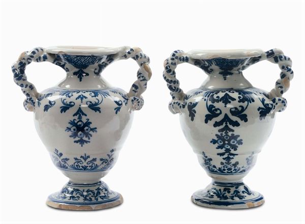 Coppia di vasi biansati con decoro alla Berain, Savona XVIII secolo