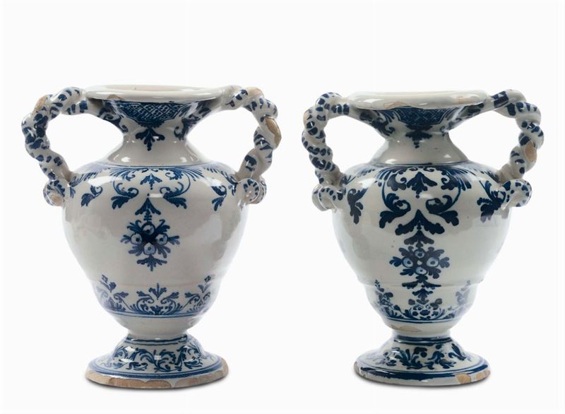 Coppia di vasi biansati con decoro alla Berain, Savona XVIII secolo  - Asta Maioliche Italiane dal XVI al XVIII Secolo - Cambi Casa d'Aste