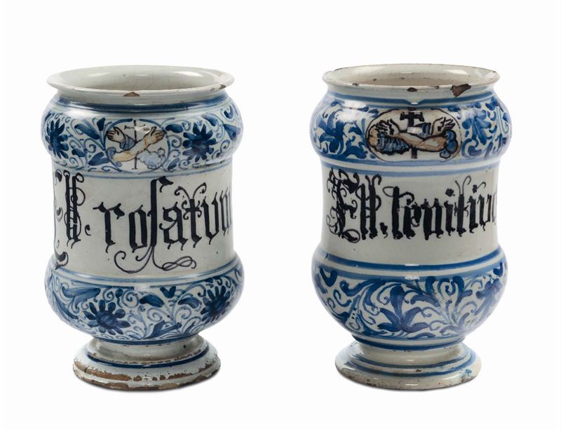 Coppia di albarelli di farmacia a decoro calligrafico naturalistico, XVIII secolo  - Auction Italian Majolica from 16th to 18th Century - Cambi Casa d'Aste