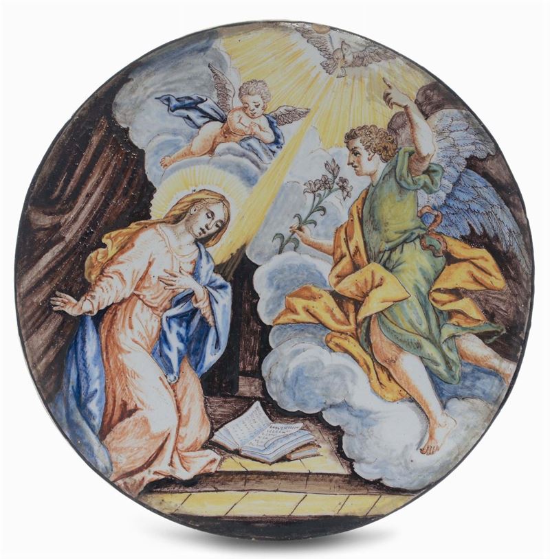 Disco in maiolica con Annunciazione, San Quirico XVIII secolo  - Asta Maioliche Italiane dal XVI al XVIII Secolo - Cambi Casa d'Aste