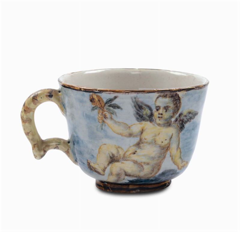 Tazzina in maiolica decorata con putti seduti, XVIII secolo  - Asta Maioliche Italiane dal XVI al XVIII Secolo - Cambi Casa d'Aste