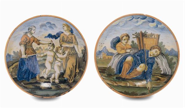 Coppia di piattini in maiolica decorati con figure e dorature, Castelli XVIII secolo