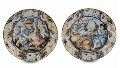 Coppia di Piattini in Maiolica Decorati con Figure e Putti, Castelli XVIII Secolo