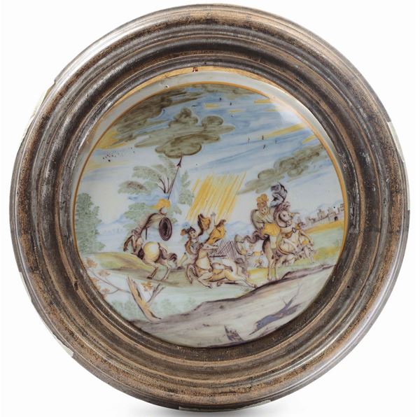Disco in maiolica ovale raffigurante cavalieri entro paesaggio, XIX secolo