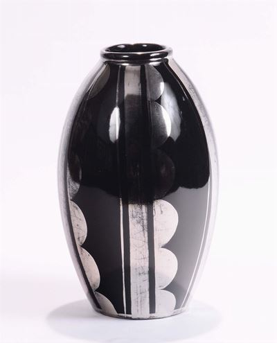 Vaso Ovoidale in Ceramica Verniciata con Smalti Nero e Argento a Decoro Geometrico
