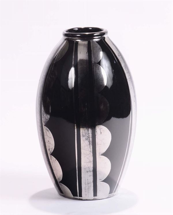 Vaso ovoidale in ceramica verniciata con smalti nero e argento a decoro geometrico