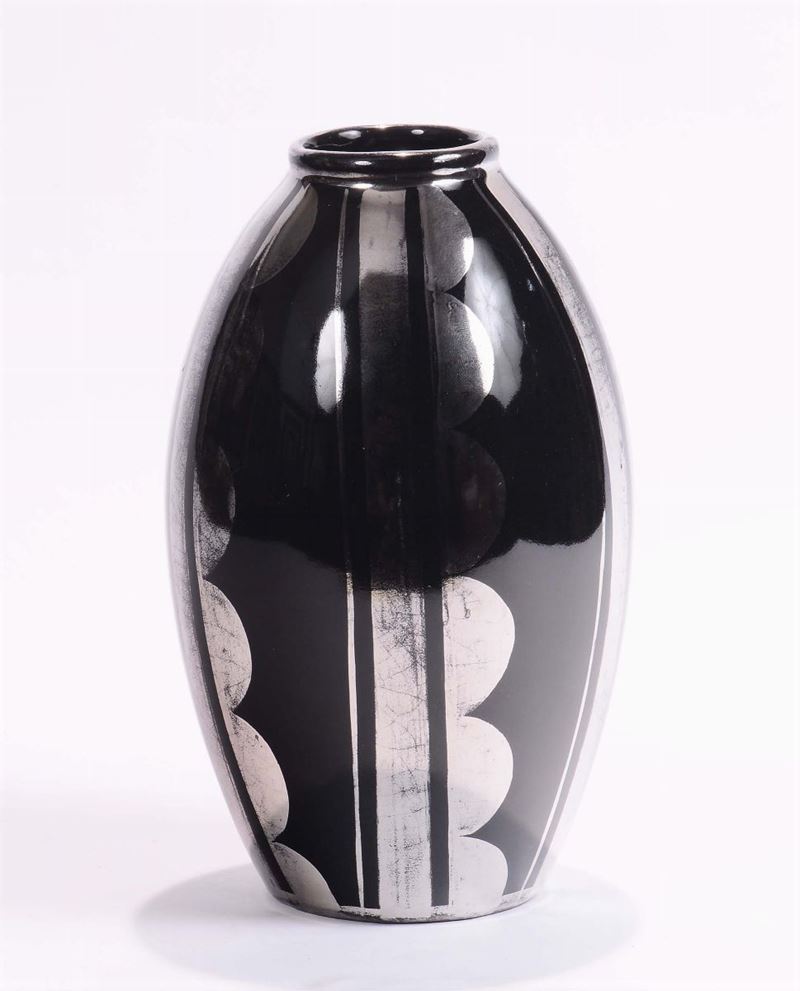 Vaso ovoidale in ceramica verniciata con smalti nero e argento a decoro geometrico  - Asta Asta a Tempo 10-2013 - Cambi Casa d'Aste