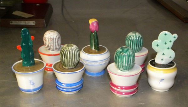 Insieme di sette vasetti a forma di cactus, anni '40