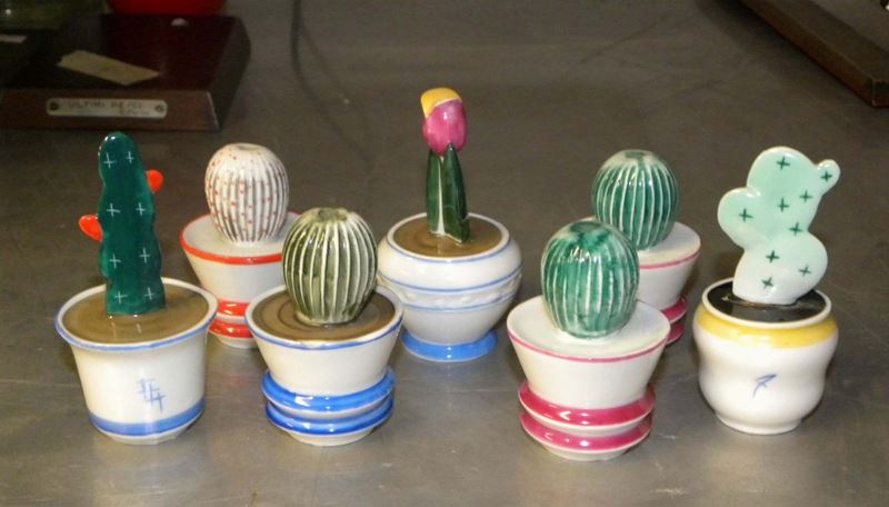 Insieme di sette vasetti a forma di cactus, anni '40  - Asta Antiquariato, Affidamenti da raffinate dimore private - Cambi Casa d'Aste