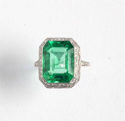Anello con Smeraldo e Piccoli Diamanti