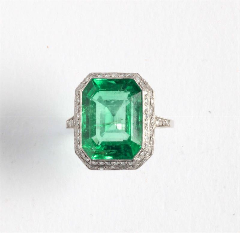 Anello con smeraldo e piccoli diamanti  - Asta Argenti e Gioielli Antichi e Contemporanei - Cambi Casa d'Aste