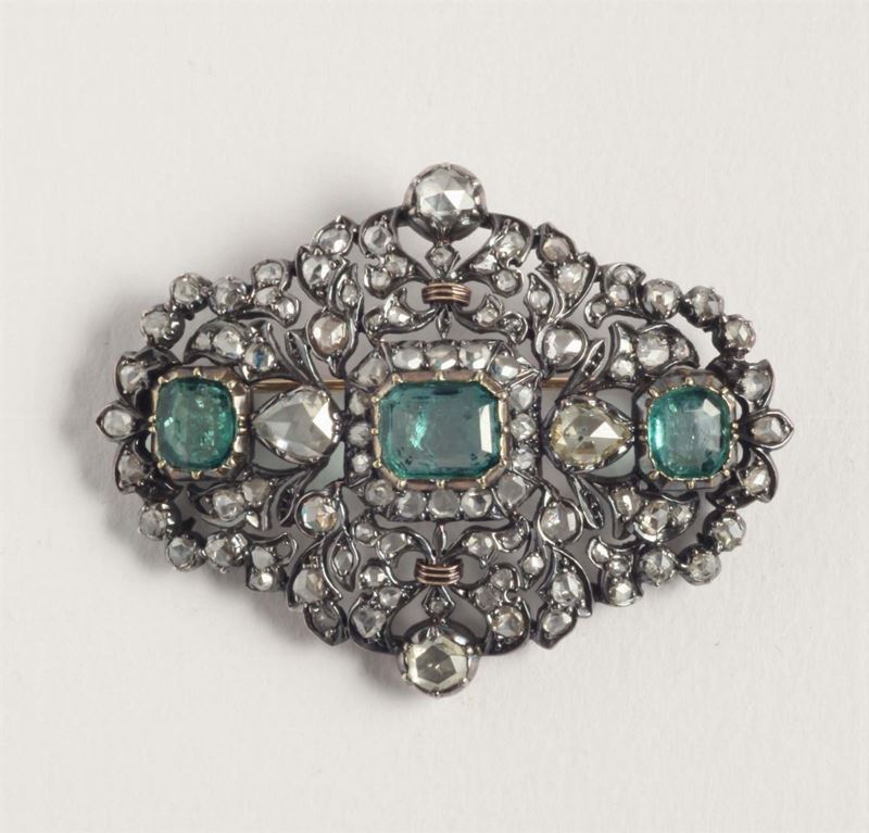 Spilla con smeraldi e rose di diamanti  - Asta Argenti e Gioielli Antichi e Contemporanei - Cambi Casa d'Aste
