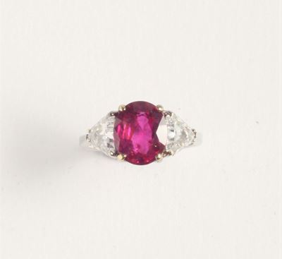 Anello con Rubino Thailandia Privo di Indicazioni di Riscaldamento di Ct 3,80 Circa con Due Diama...