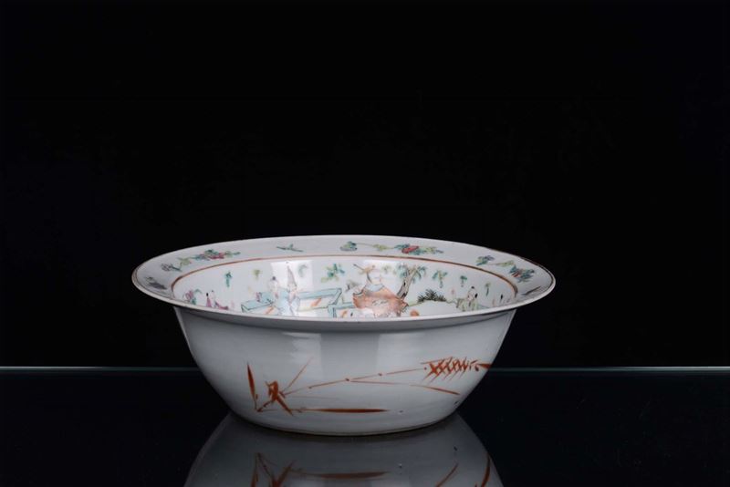A polychrome porcelain washbasin with people, Famille-Rose, China, Republic Period, 20th century  - Auction Fine Chinese Works of Art - Cambi Casa d'Aste