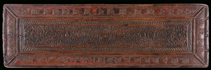 Copertina di manoscritto in legno intagliato con simboli e scritte, Tibet, XV secolo  - Asta Fine Chinese Works of Art - Cambi Casa d'Aste
