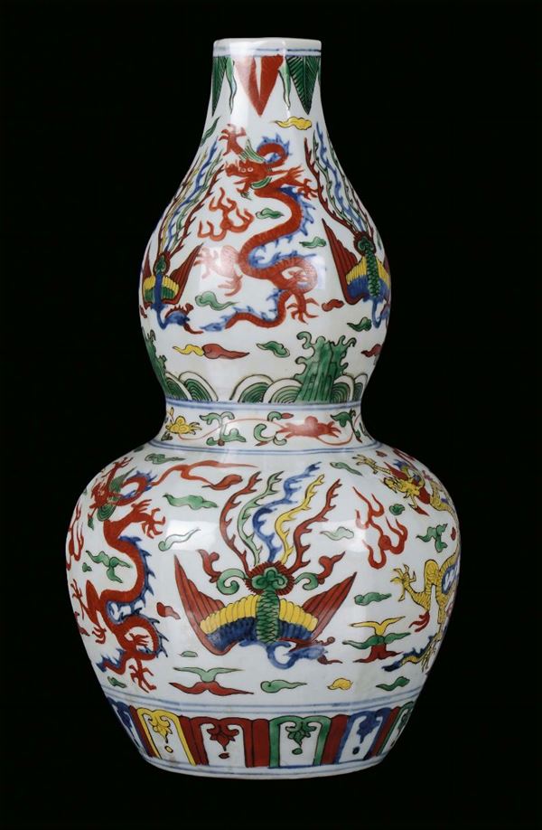 Vaso porcellana a doppia zucca decorato in policromia con draghi e fenici, Cina XX secolo