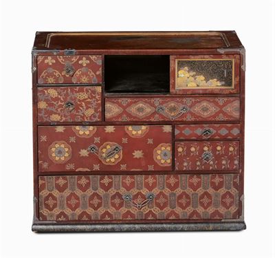 Bauletto da Viaggio con Cassettini Laccato con Decorazione in Oro su Fondo Rosso, Giappone XIX Se...
