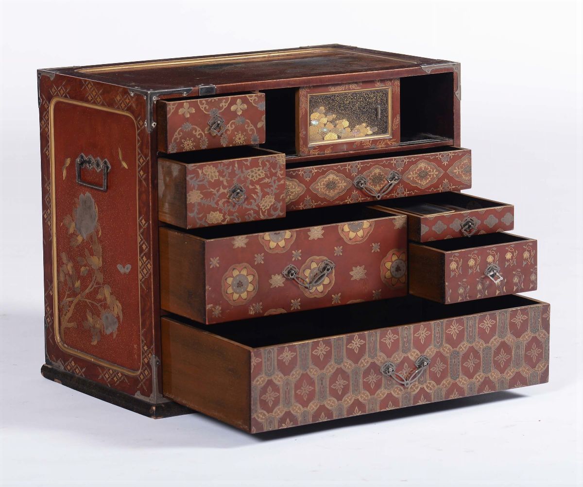 Bauletto da Viaggio con Cassettini Laccato con Decorazione in Oro su Fondo Rosso, Giappone XIX Se...