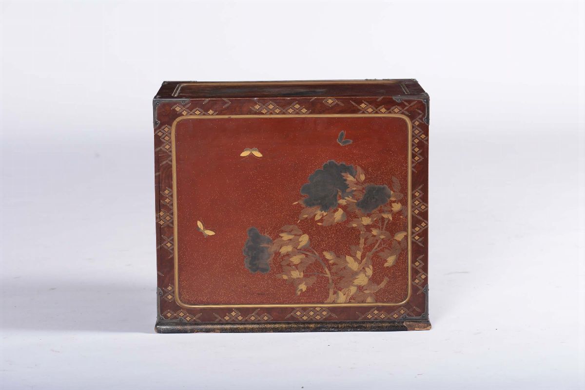 Bauletto da Viaggio con Cassettini Laccato con Decorazione in Oro su Fondo Rosso, Giappone XIX Se...