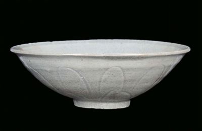 Ciotola Qingbai in Ceramica Bianca a Graffiti Decorata a Petali, Cina, Dinastia Song, (960-1279)
