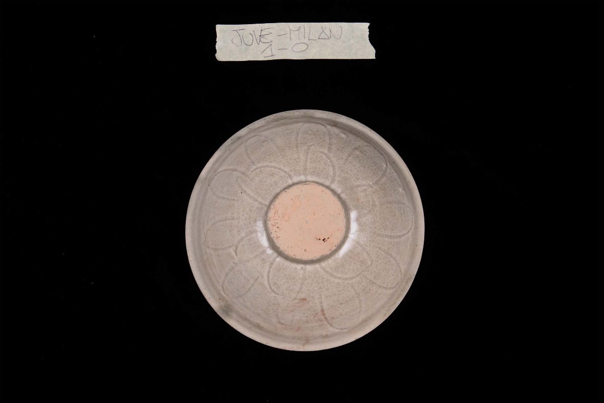 Ciotola Qingbai in Ceramica Bianca a Graffiti Decorata a Petali, Cina, Dinastia Song, (960-1279)