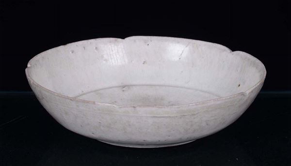 Ciotola in ceramica con bordo lobato, Cina, XIX secolo