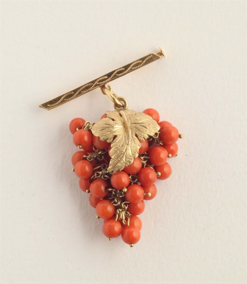 A coral and gold pendant  - Auction Silver, Ancient and Contemporary Jewels - Cambi Casa d'Aste