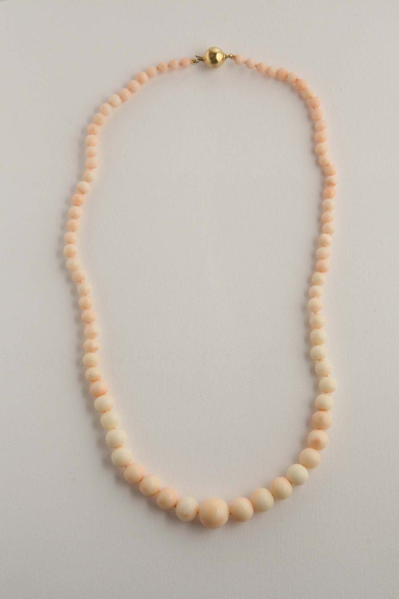 A graduated strand coral necklace  - Auction Ancient and Contemporary Jewelry and Watches - Cambi Casa d'Aste