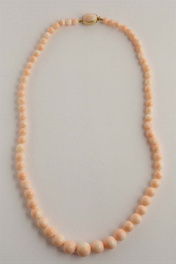 A graduated strand coral necklace