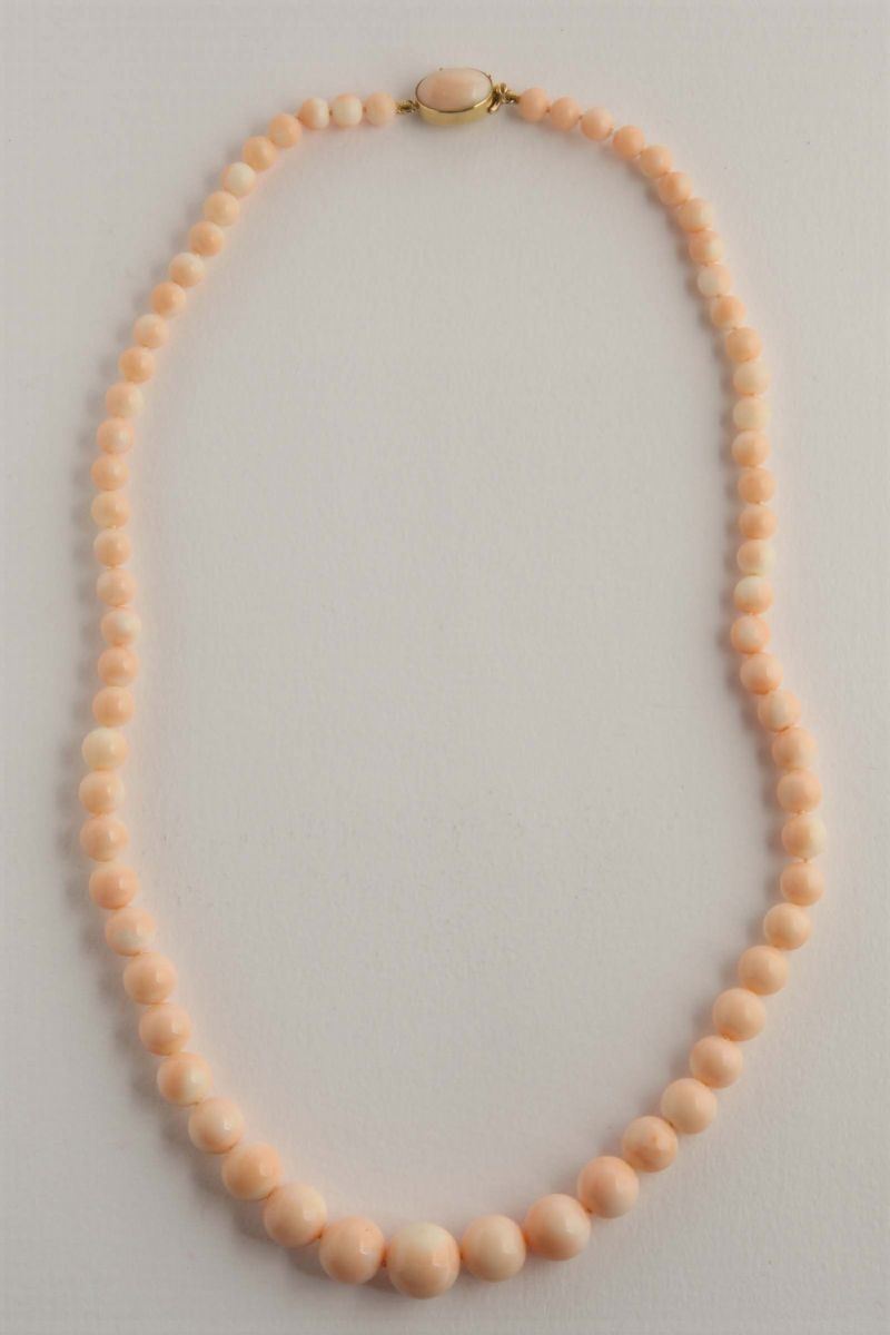 Collana con boules degradanti di corallo rosa uniforme  - Asta Argenti e Gioielli Antichi e Contemporanei - Cambi Casa d'Aste