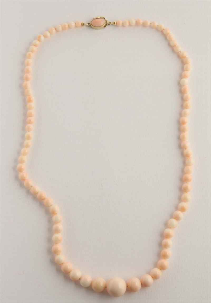 A graduated strand coral necklace  - Auction Silver, Ancient and Contemporary Jewels - Cambi Casa d'Aste