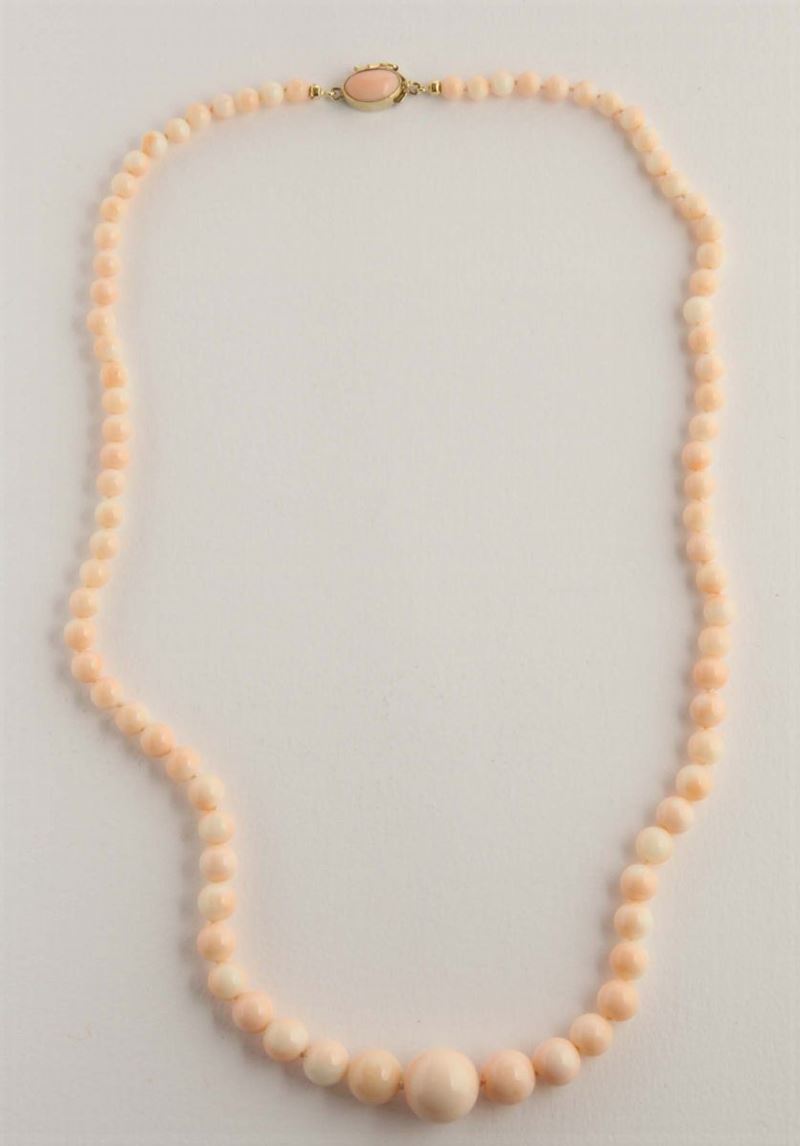 Collana con boules degradanti di corallo rosa  - Asta Argenti e Gioielli Antichi e Contemporanei - Cambi Casa d'Aste