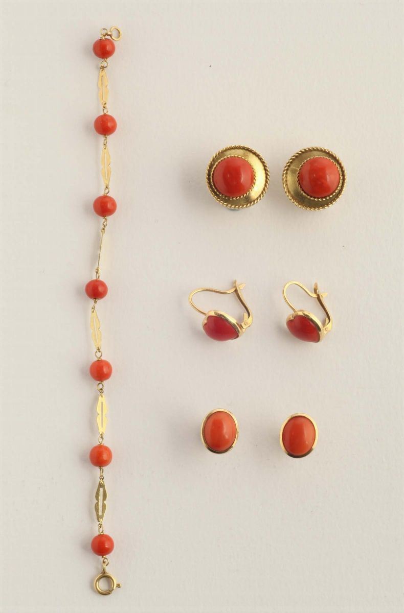 A coral and gold bracelet and three pair of earrings  - Auction Silver, Ancient and Contemporary Jewels - Cambi Casa d'Aste