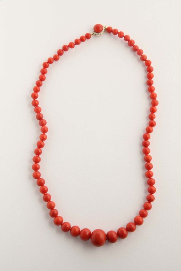 A graduated strand coral necklace