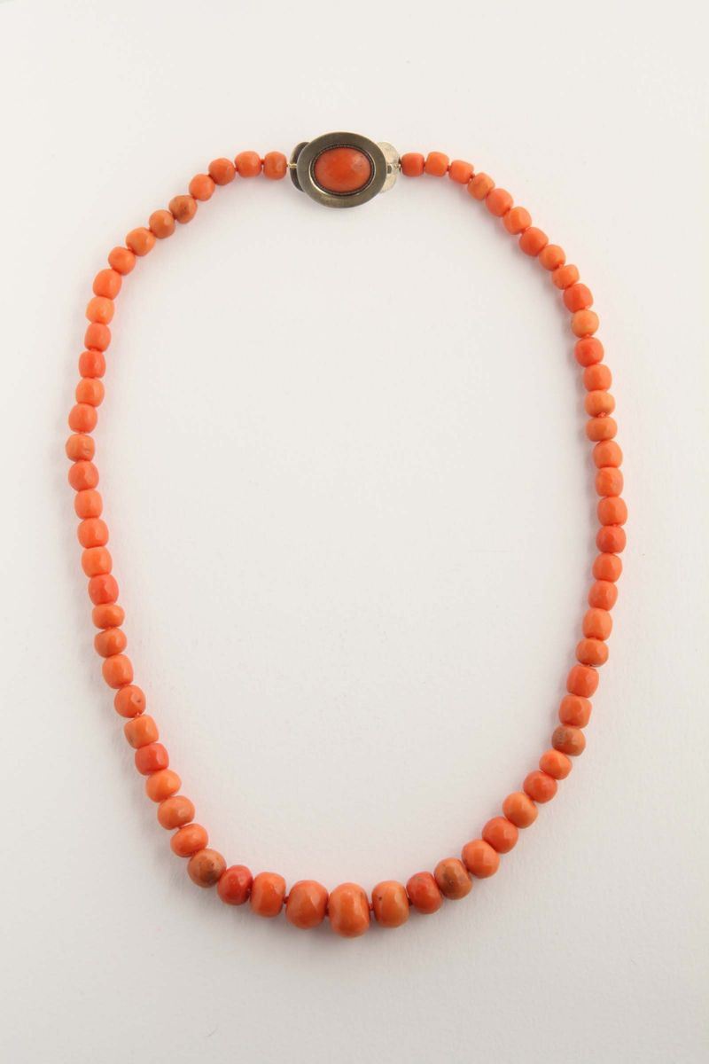 A graduated strand coral necklace  - Auction Silvers and Jewels - Cambi Casa d'Aste