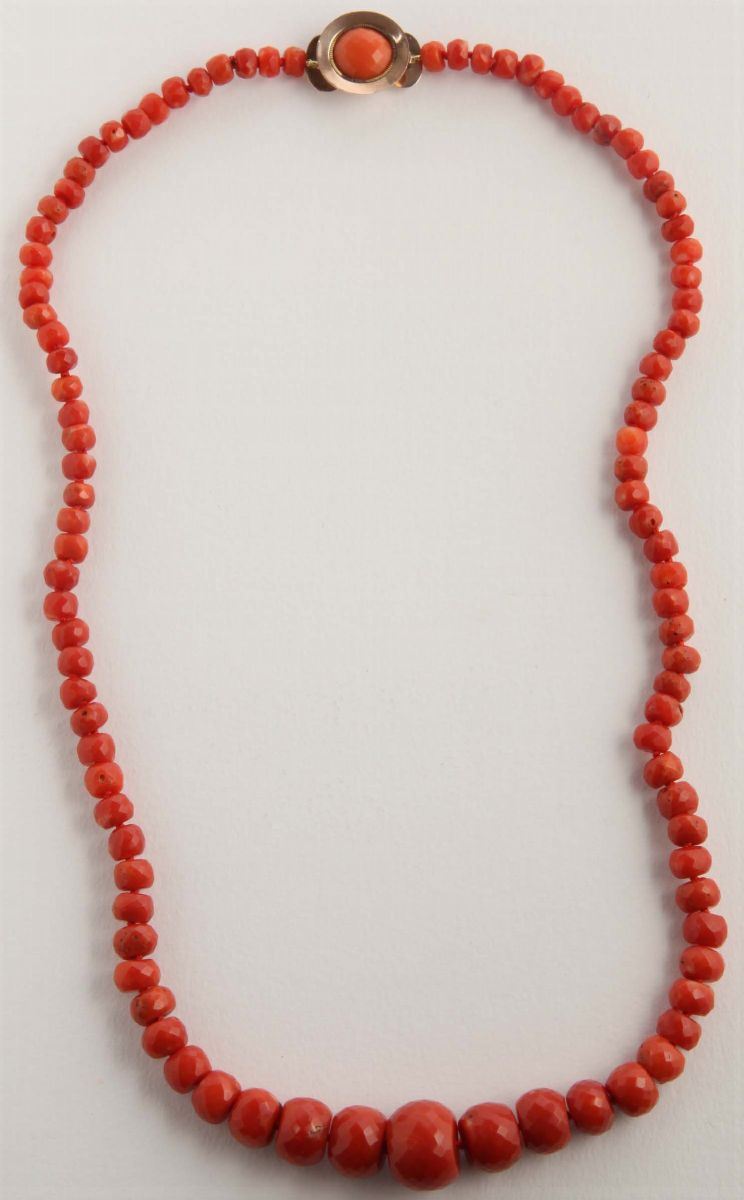 A graduated strand coral necklace  - Auction Silvers and Jewels - Cambi Casa d'Aste