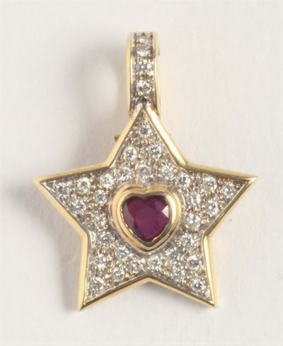Pendente a Stella con Rubino Taglio Cuore e Diamanti